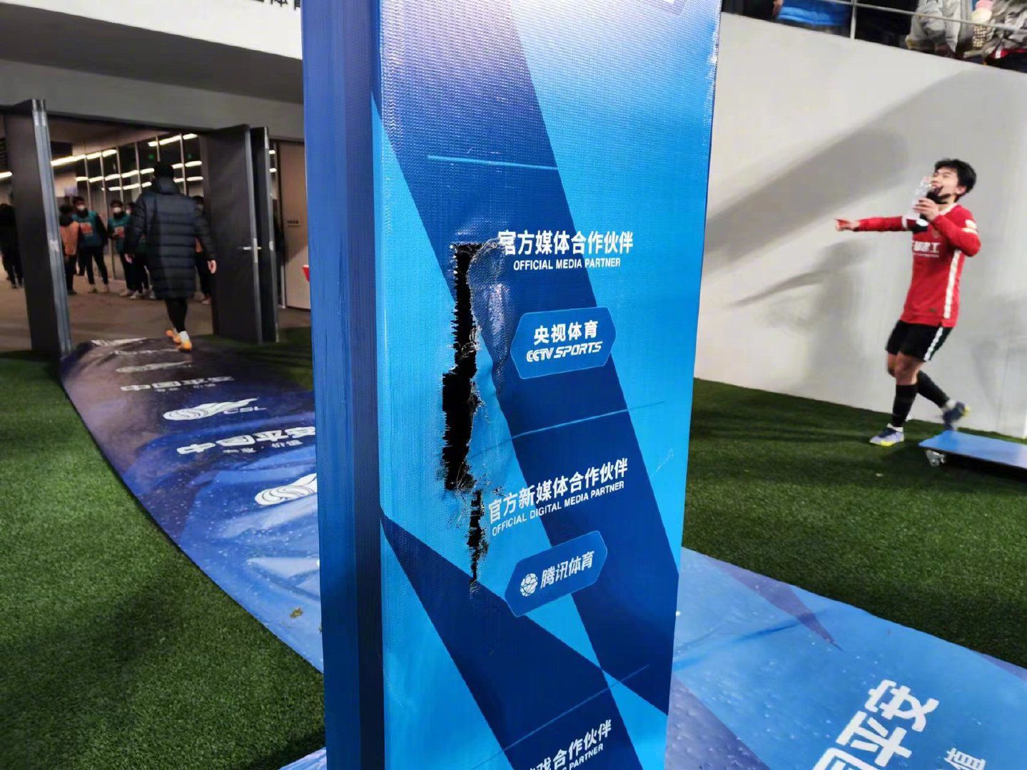 报道称，米兰寻求在冬窗补强前锋和后卫，在后防线上，卡卢卢预计将到明年2-3月才能复出，克亚尔也依然未能从肌肉问题中康复。